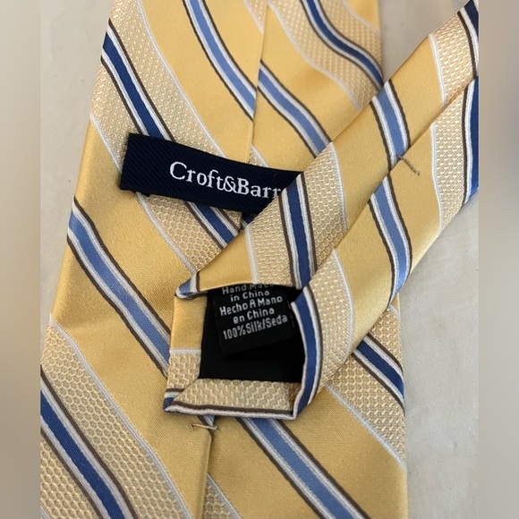 EUC Croft & Barrow Men’s Silk Tie Yellow w/Blue Stripe Pattern; Approx 3” x 60” - Picture 3 of 8